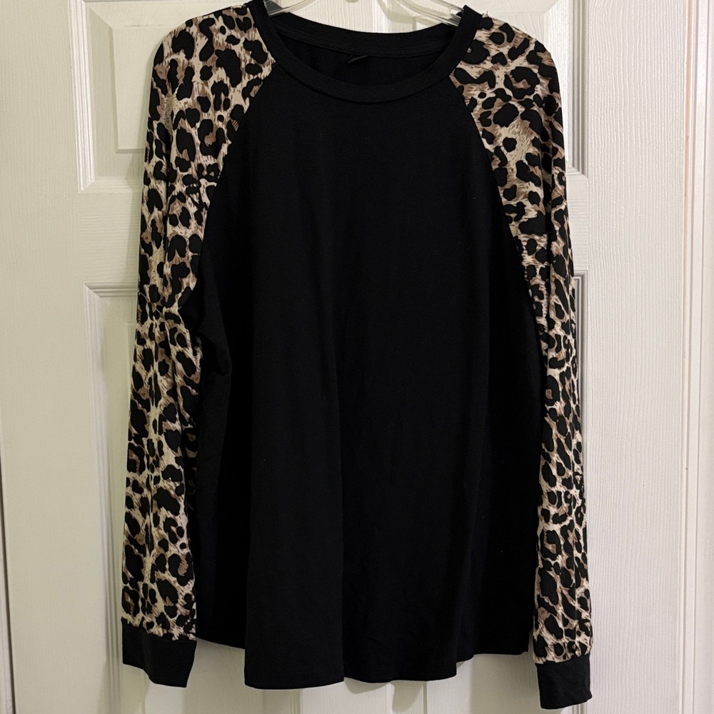 SHEIN Black shirt with Leopard Print Sleeves